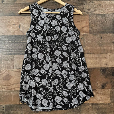 Blooming Beauty: Black and White Floral Tank Top for Effortlessly Feminine Style!