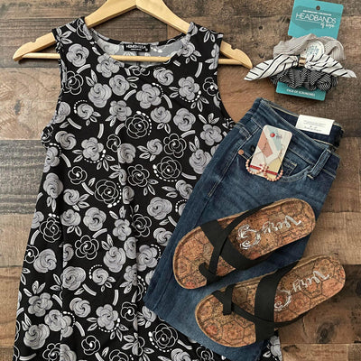Blooming Beauty: Black and White Floral Tank Top for Effortlessly Feminine Style!